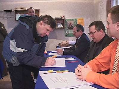 Голосуют даже в местах не столь отдаленных