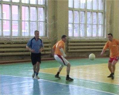 Милиция играет в футбол