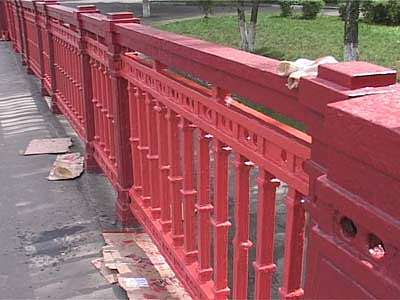 «Красный» мост покраснел