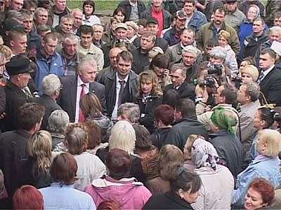 Вход закрыли грудью