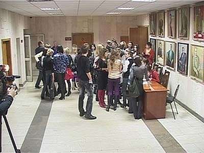 Молодежь играет в серьезные игры