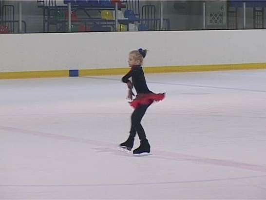 Фигуристы устраивают показательные выступления