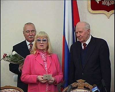 Почетным работникам — почетные знаки!