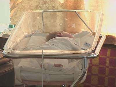 В мусорном баке обнаружили новорожденного малыша