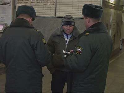 Губернатор проверил безопасность железнодорожного вокзала...