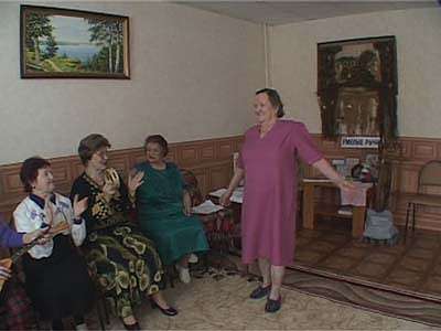 Пожилые люди готовятся к празднику