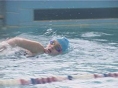 Школьники соревнуются в плавании