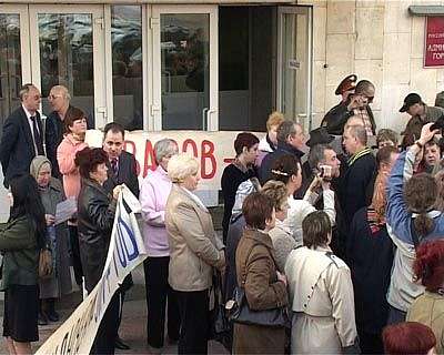 Митинги возле городской администрации
