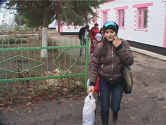 Девочка выпала из школьного автобуса....