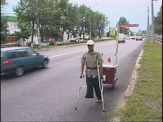 Без ноги на костылях он преодолеет более 2-х тысяч км