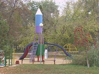 Кто портит красоту детского парка?